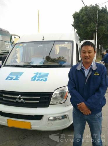 20151104-大空間大動(dòng)力高效運(yùn)輸模具，高端品質(zhì)助力上市公司發(fā)展  “曹隊(duì)長(zhǎng)”率領(lǐng)上汽大通V80車隊(duì)，創(chuàng)下“30多萬(wàn)公里無(wú)大修”紀(jì)錄.jpg