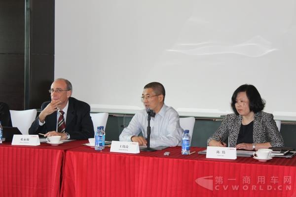 博世柴油系統中國區總裁兼博世汽車柴油系統有限公司總經理王偉良（中）在與媒體交流.jpg