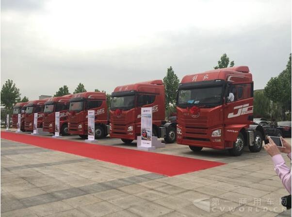 現場展示的一汽解放JH6重卡新車.jpg