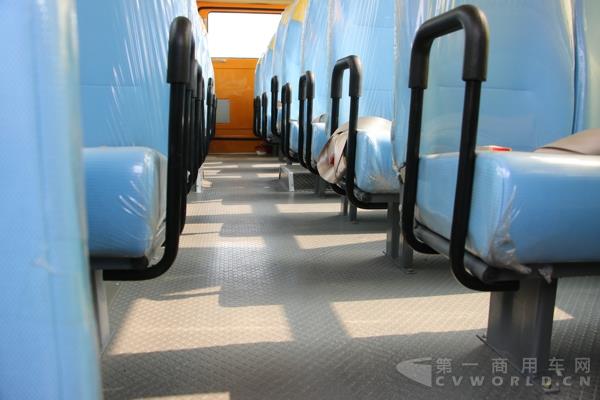 中通校車(chē)的座椅、扶手及平整的車(chē)內(nèi)空間.jpg