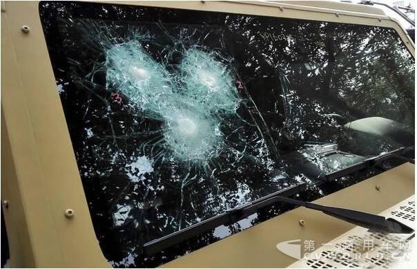 北京汽車出品的防暴車風擋防彈測試效果.jpg