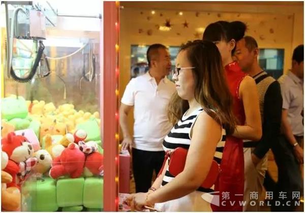 游戲區的設置讓來賓玩的不亦樂乎，抓娃娃游戲機更是吸引了眾多用戶朋友踴躍參與，歡笑不斷.webp.jpg