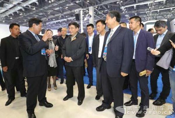 魏銀倉董事長向國家工信部部長苗圩作現場匯報.jpg