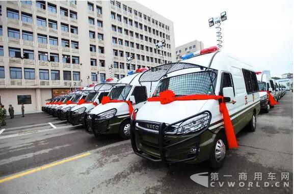 南京依維柯武警湖北省總隊防暴巡邏車圓滿交付！.jpg