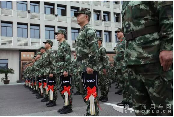 南京依維柯武警湖北省總隊防暴巡邏車圓滿交付！4.jpg