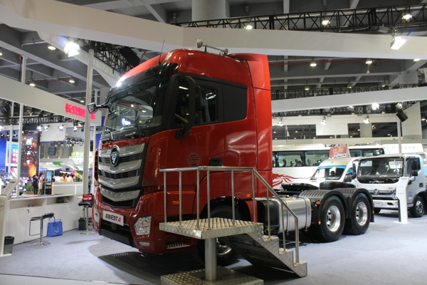 福田汽車展示的互聯(lián)網(wǎng)超級卡車歐曼EST A 6X4標準型牽引車外觀及內飾 (4).jpg