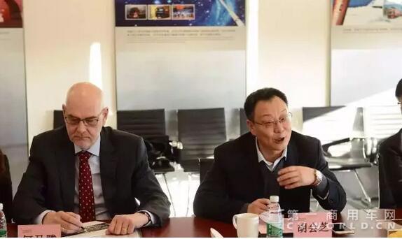 有關(guān)危險品運輸車 福田戴姆勒簽署三方合作協(xié)議 2.jpg