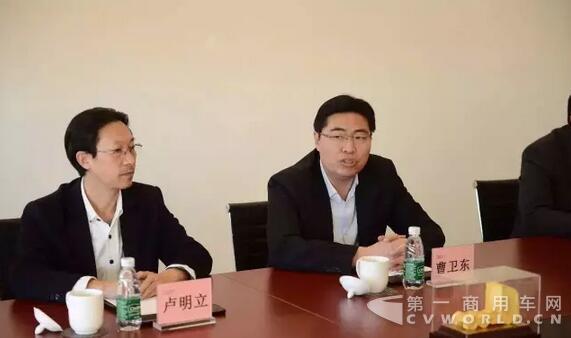 有關(guān)危險品運輸車 福田戴姆勒簽署三方合作協(xié)議 3.jpg