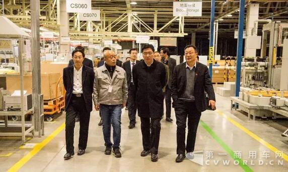 有關(guān)危險品運輸車 福田戴姆勒簽署三方合作協(xié)議 7.jpg