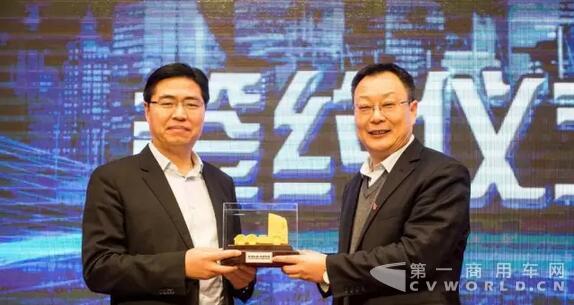 有關(guān)危險品運輸車 福田戴姆勒簽署三方合作協(xié)議 8.jpg
