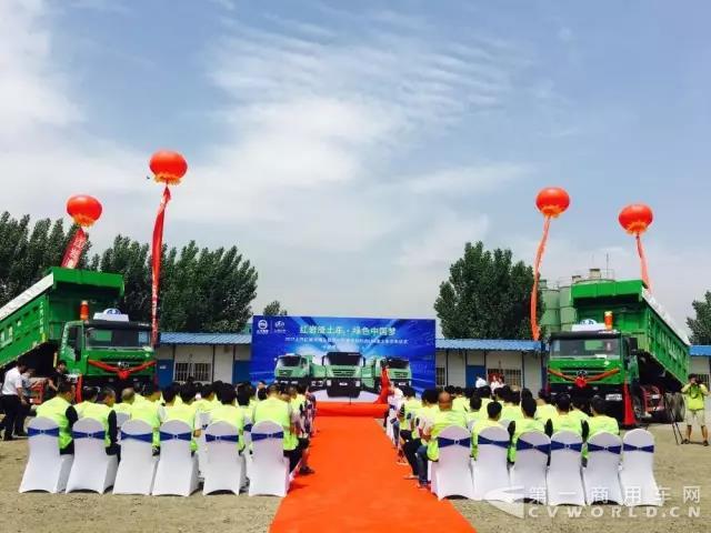 批量紅巖LNG新型環保智能渣土車交付鄭州，.jpg