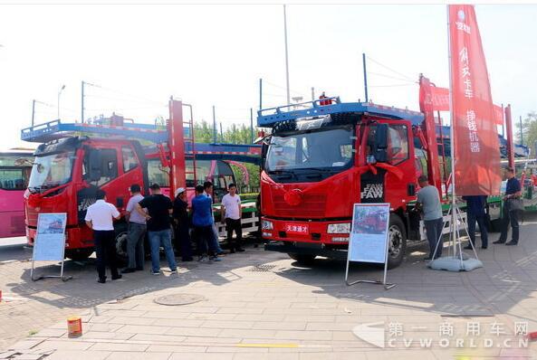 中置軸將成主流 解放J6L轎運車天津推廣.jpg