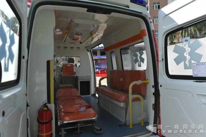上汽大通V80救護車內飾.jpg