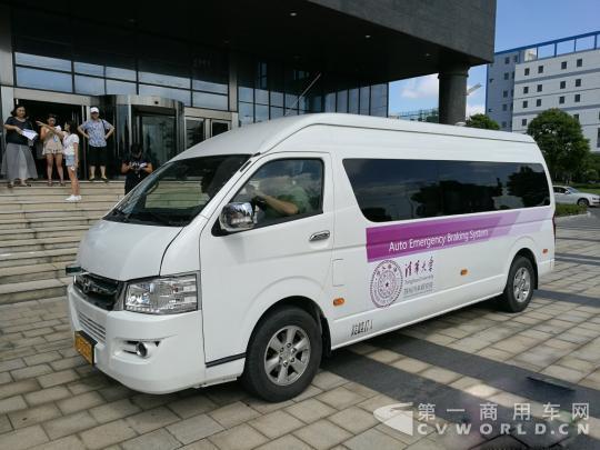 清華大學蘇州汽車研究院自主研發的無人駕駛電動中巴車。 鐘升 攝.jpg