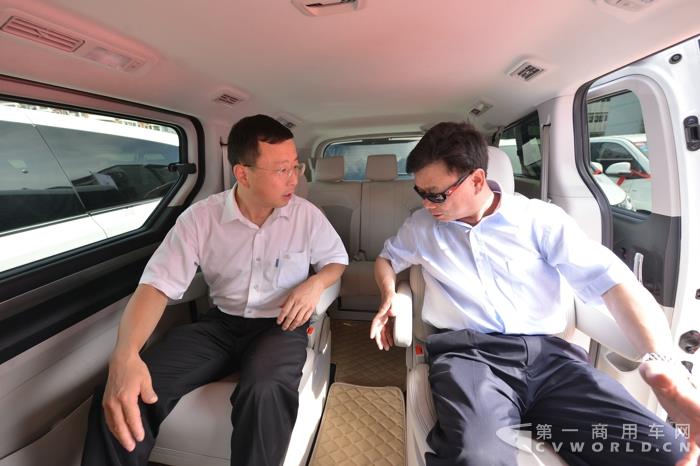 配圖：交車儀式現場-乘車體驗.jpg