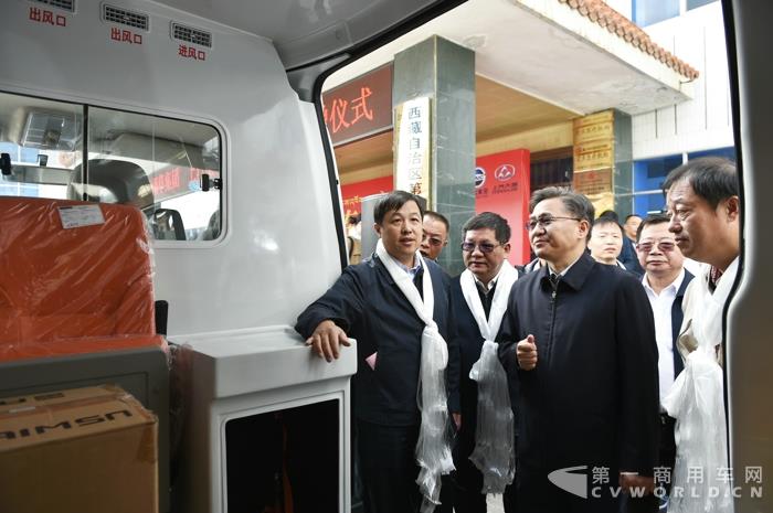 配圖：捐贈儀式現場-看車.jpg