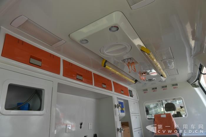 配圖：上汽大通V80救護車內部.jpg