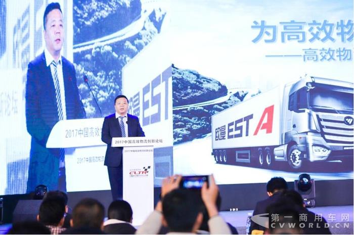 福田戴姆勒汽車營銷公司南方分公司常務副總經理李國梁講解歐曼EST超級卡車優勢.jpg
