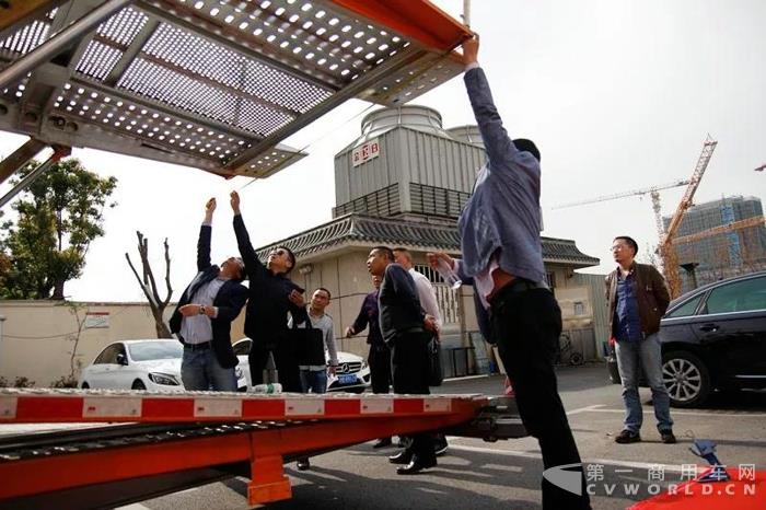解放J6L轎運車推介會為何上海外灘的4S店，都愛這款轎運車？.jpg