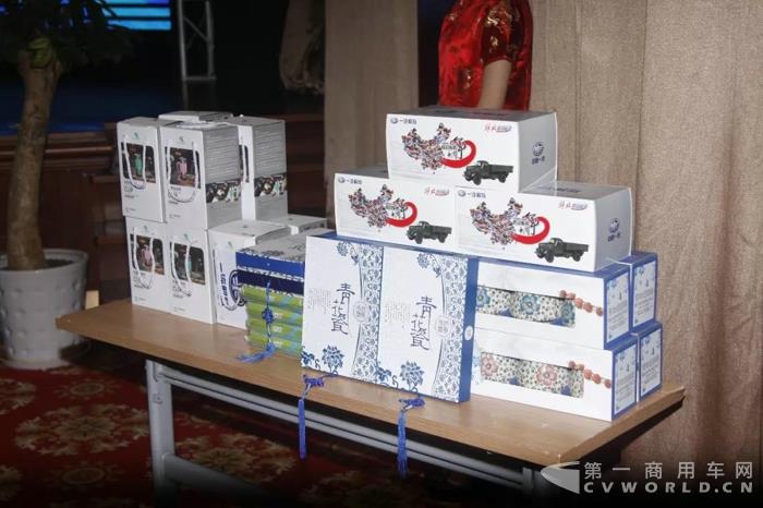 解放J6L轎運車推介會為何上海外灘的4S店，都愛這款轎運車？4.jpg