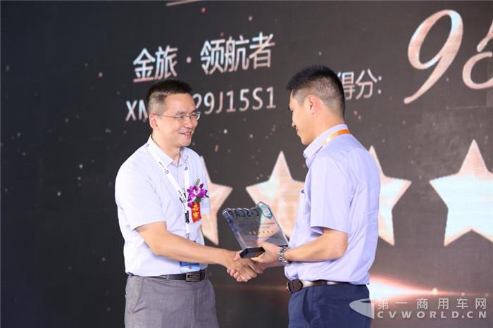 清華大學副教授羅禹貢向廈門金旅頒發測評結果.jpg