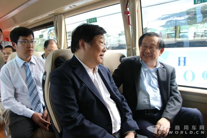 萬鋼副主席乘坐體驗中通氫燃料高端商務車.jpg