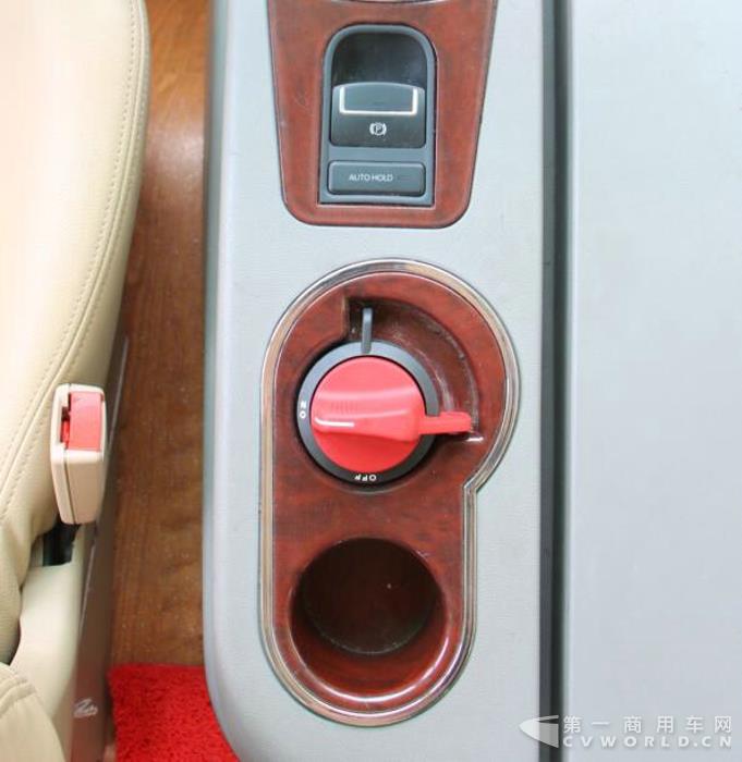 DAS電子手剎系統和電源總開關.jpg