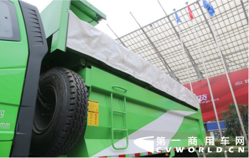 產(chǎn)品稿：解放J6P 6×4 LNG 自卸車 綠色動能，助力城建(1)758.png