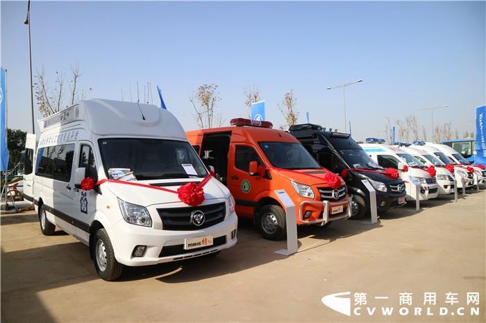 2020年4月，我國(guó)歐系寬體輕客市場(chǎng)共計(jì)銷售各類車型約1.72萬(wàn)輛，比上年同期大幅增長(zhǎng)49%，環(huán)比今年3月也增長(zhǎng)了15%。今年1-4月，我國(guó)歐系輕客市場(chǎng)累計(jì)銷售4.74萬(wàn)輛，比上年同期4.3萬(wàn)輛增長(zhǎng)10.1%——相比今年一季度下滑近3%的降幅，4月份一個(gè)月就力挽狂瀾，足足追了13個(gè)百分點(diǎn)之多，并且成功扭轉(zhuǎn)了行業(yè)下滑的態(tài)勢(shì)。