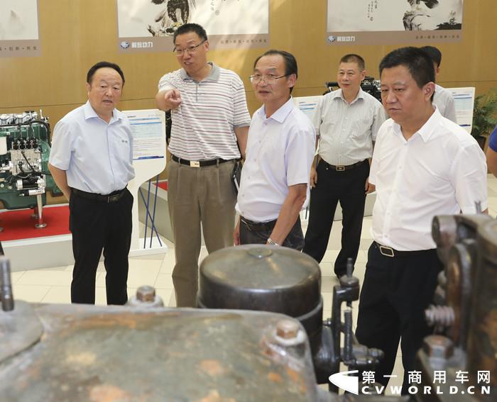 五征集團董事長姜衛到解放發動機事業部參觀交流_副本.jpg
