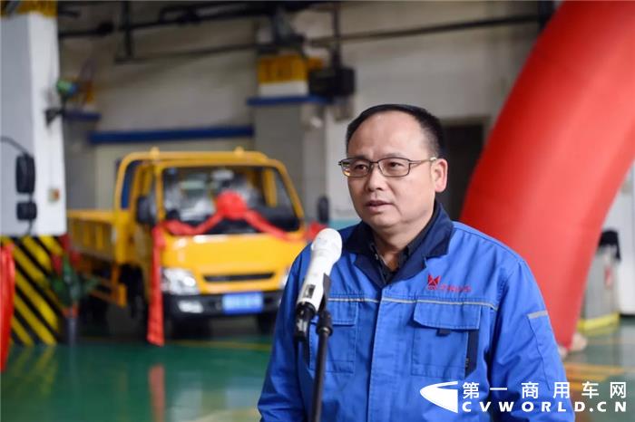 ?12月30日，“2020年江鈴汽車輕卡系列突破12萬臺下線儀式”在江鈴青云譜工廠舉行。江鈴汽車第一執行副總裁金文輝、執行副總裁熊春英、副總裁于建斌等出席儀式，金文輝宣布江鈴汽車2020年度第12萬臺輕卡下線。