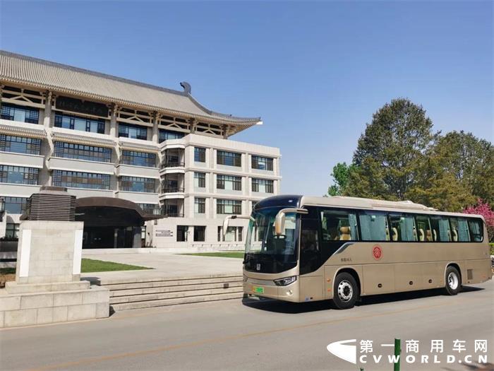 吉利商用車：首批C11純電動客車交付北大.jpg