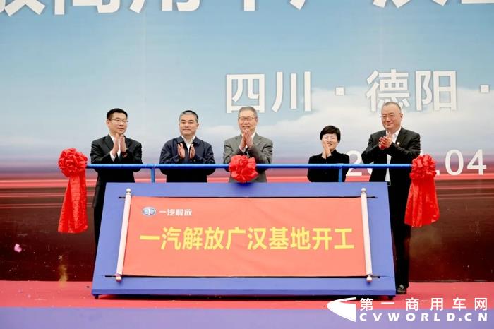 5月11日，一汽解放發(fā)布2021年4月份產(chǎn)銷快報(bào)。數(shù)據(jù)顯示，4月，解放銷售整車57862輛，同比下降14.86%。1-4月，解放累計(jì)銷售整車248922輛，同比增長41.41%。