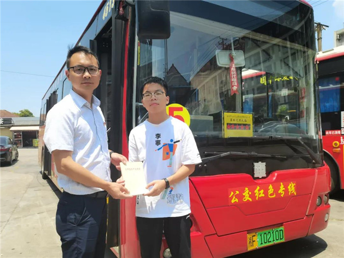 自中車電動黨委下發聯合客戶將新巴客打造成為向市民宣傳“四史”的“紅色課堂”以來，客車事業部黨委積極響應。近期，運行在岳陽紅色文化主題專線的“新巴客”，成為岳陽市黨史流動課堂，贏得市民們紛紛點贊。