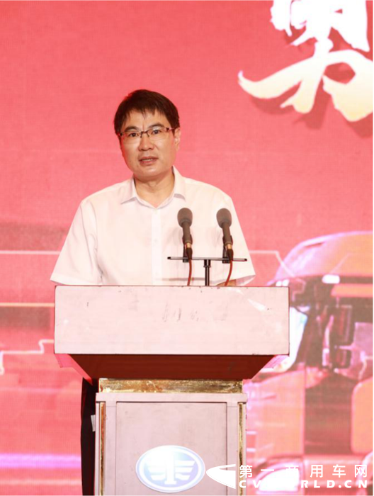 一汽解放贈送“火車英雄”宋加雷J6平地板牽引車3.png