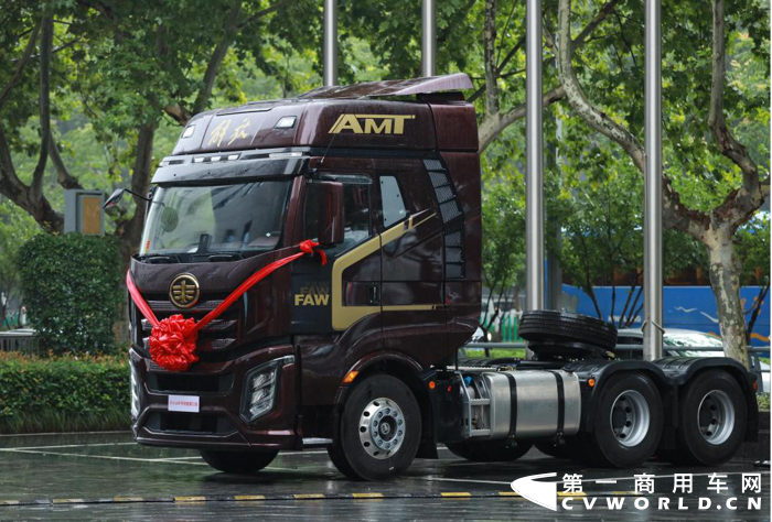 一汽解放贈送“火車英雄”宋加雷J6平地板牽引車4.png