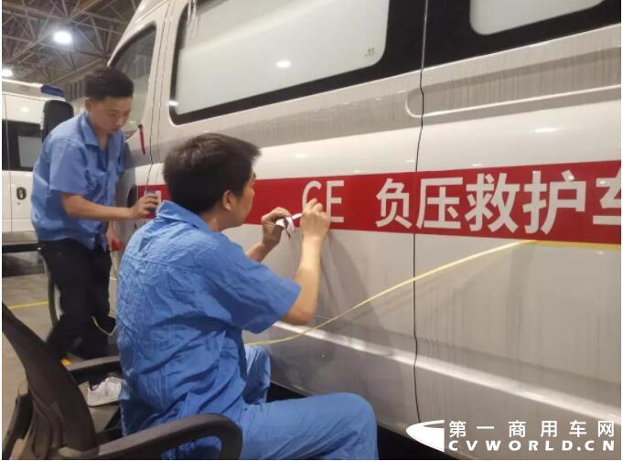 改制交付僅用1天！上汽大通負壓救護車馳援南京3.jpg