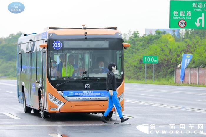 中通智能駕駛客車在參加挑戰賽時禮讓行人.jpg