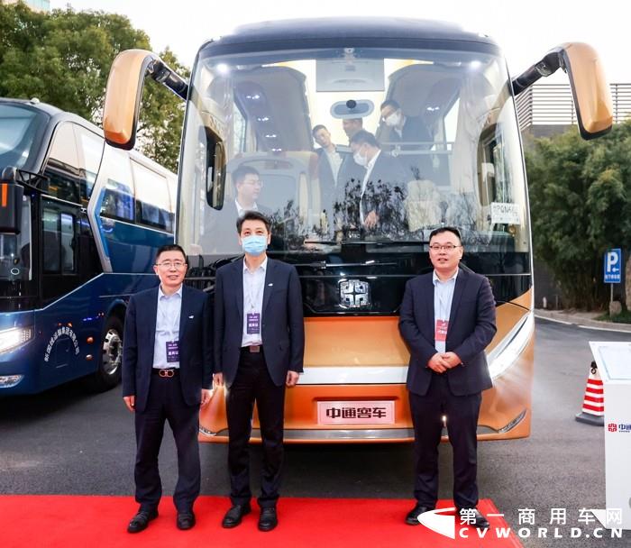中國旅游車船協(xié)會會長，北京首汽（集團(tuán)）股份有限公司黨委書記、董事長趙金俊參觀中通展車 (1).jpg