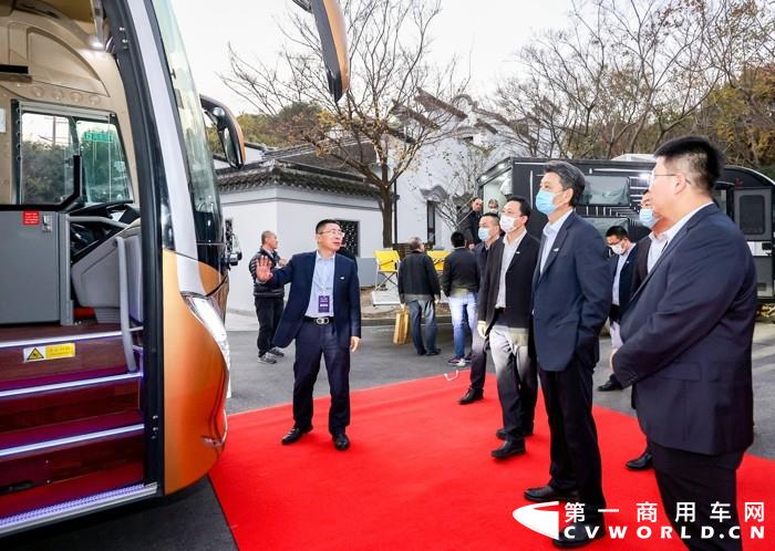 中國旅游車船協(xié)會會長，北京首汽（集團(tuán)）股份有限公司黨委書記、董事長趙金俊參觀中通展車 (2).jpg