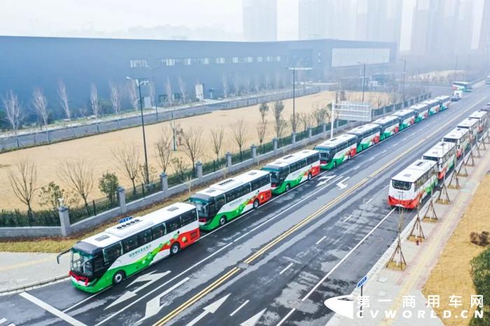 12月10日，以“氫能驅動未來”為主題的“宇通集團·國家電投燃料電池產品批量交付暨戰略合作簽約儀式”在河南鄭州舉行， 100輛宇通氫燃料電池客車開始陸續交付，服務北京延慶區，助力2022冬奧會。