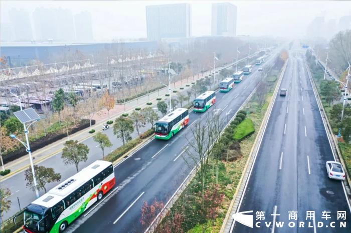 12月10日，以“氫能驅動未來”為主題的“宇通集團·國家電投燃料電池產品批量交付暨戰略合作簽約儀式”在河南鄭州舉行， 100輛宇通氫燃料電池客車開始陸續交付，服務北京延慶區，助力2022冬奧會。