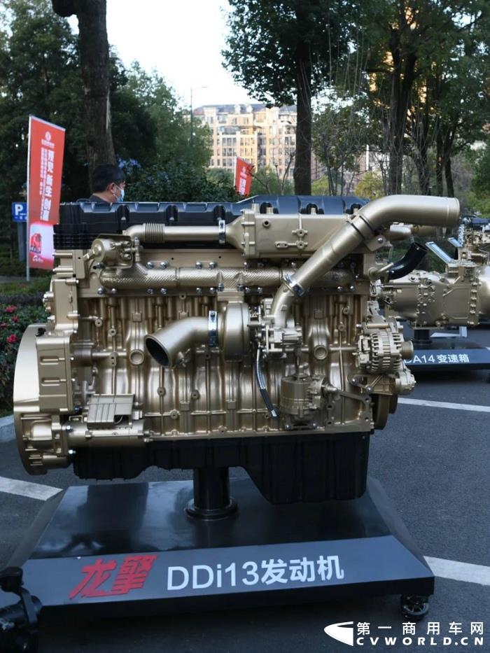 12月21日，以“預(yù)見 新生 創(chuàng)贏”為主題的東風(fēng)商用車有限公司2022經(jīng)銷商大會(huì)在十堰召開。