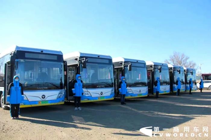 【第一商用車網(wǎng) 原創(chuàng)】2022年3月份，注定是不平凡的一個月！油價飆漲、新冠疫情反復等因素，給我國本“不景氣”的客車市場“雪上加霜”。不過，3月卻又是讓各客車企業(yè)都為之“心動”的一個月。全國兩會召開，無論是政府工作報告，還是代表、委員提案，以及出臺的一系列利好政策，都讓各新能源客車品牌看到了曙光。乘著3月的東風，各新能源客車品牌都在為自己積極宣傳，品牌傳播熱度與影響力也隨之上漲。