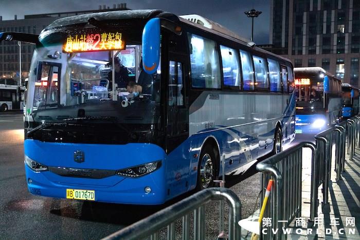 排隊出發的車輛.jpg