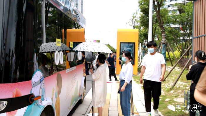 全國首臺！東風無人駕駛核酸采集車投入使用2.png