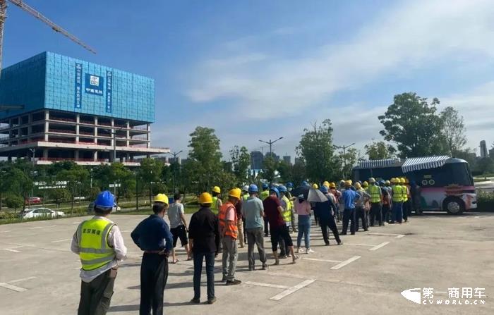 全國首臺！東風無人駕駛核酸采集車投入使用3.jpg