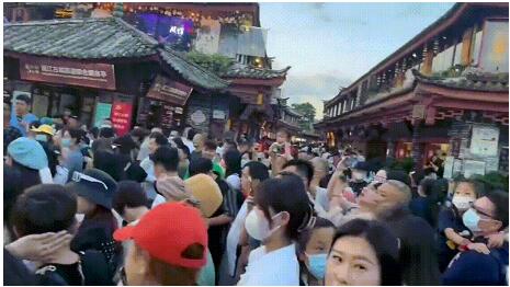旅游大巴供不應求，云南成暑期游“頂流”.jpg