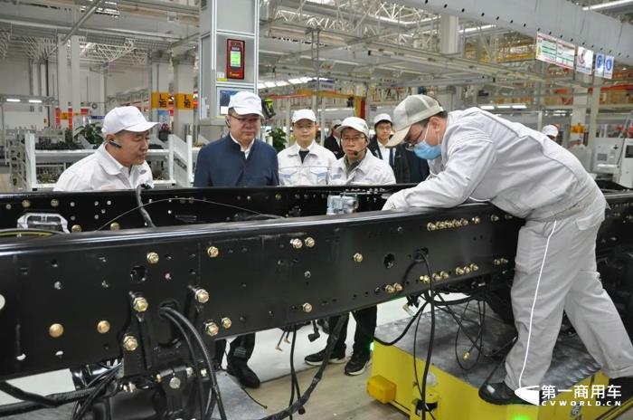 李勝到青島整車事業部柳州廠調研2.jpg