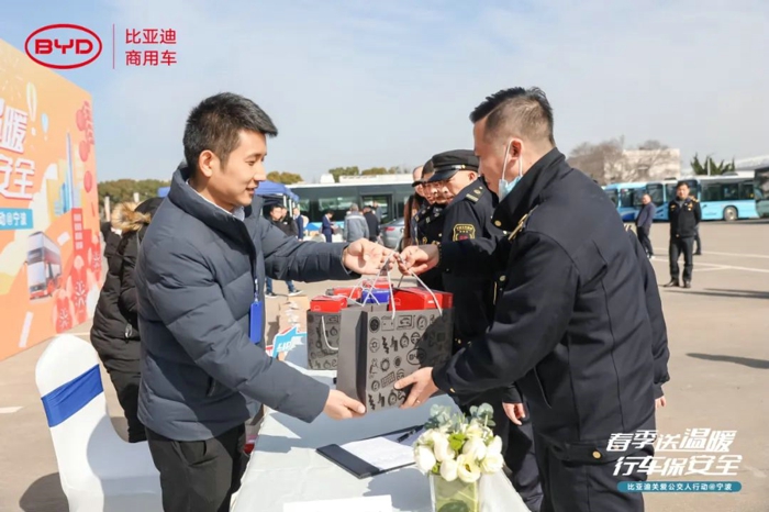 致敬廣大公交人！比亞迪讓溫暖延續(xù)，助安全前行5.jpg